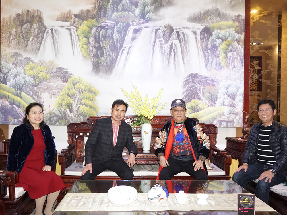 侯耀华大师莅（lì）临公司参观交流（liú）